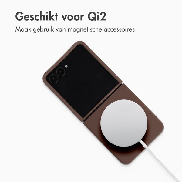 Accezz Liquid Silicone Backcover met MagSafe Samsung Galaxy Z Flip 8 - New Tea Brown