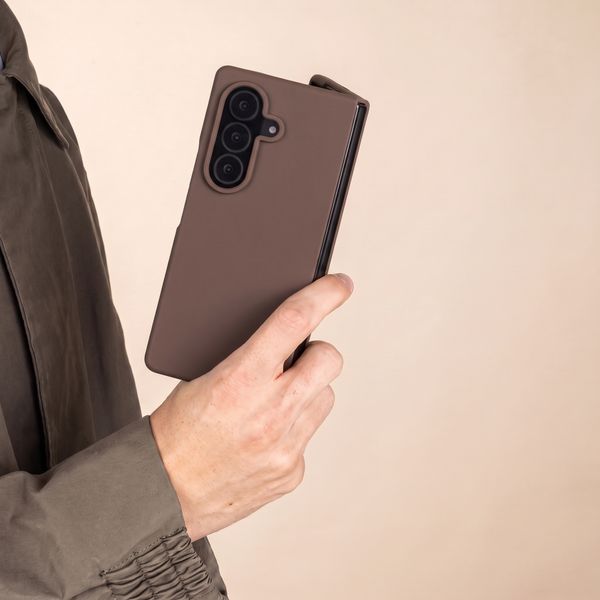 Accezz Liquid Silicone Backcover met MagSafe Samsung Galaxy Z Fold 8 Ultra - New Tea Brown