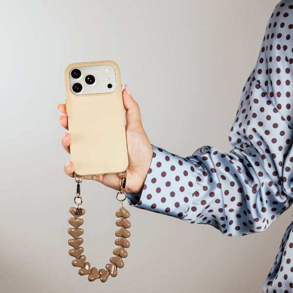 Selencia Rivièra MagSafe Backcover met afneembare haakjes voor de Apple iPhone 16 - Milky Latte + Lova Polskoord - Mocha Brown