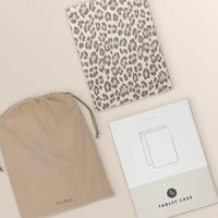 Selencia Sabi Bookcase with Leopard Print Apple iPad 9 (2021) 10.2 inch / iPad 8 (2020) 10.2 inch / iPad 7 (2019) 10.2 inch - Soft Ivory