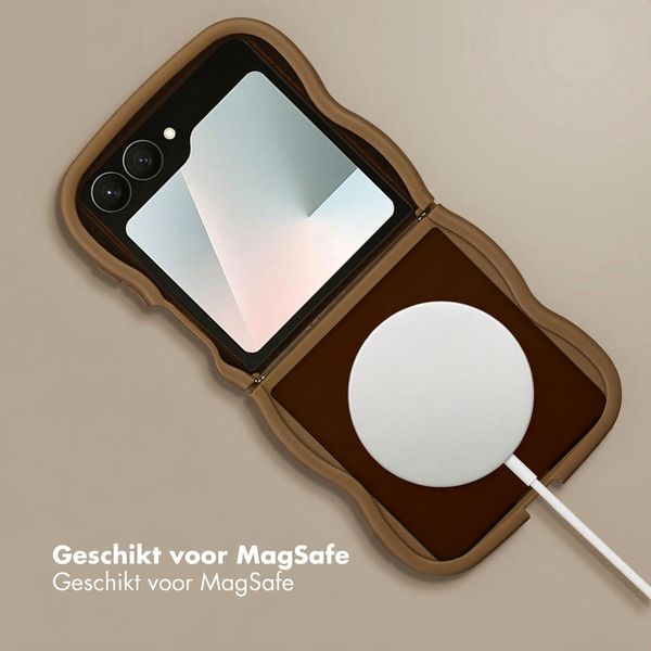 Selencia Wavy Backcover met MagSafe Samsung Galaxy Z Flip 7 - Mocha Brown