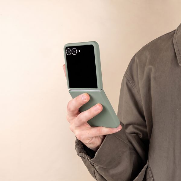 Accezz Liquid Silicone Backcover met MagSafe Samsung Galaxy Z Flip 8 - Cooper Green