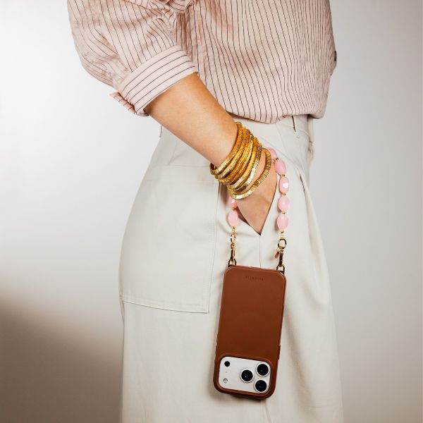 Selencia Rivièra MagSafe Backcover met afneembare haakjes voor de Apple iPhone 12 / 12 Pro - Choco Brown + Satin Crush Polskoord - Cosmic Candy