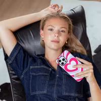 Selencia Vivid Backcover met MagSafe Apple iPhone 13 - Double Hearts Rubine Red Lilac