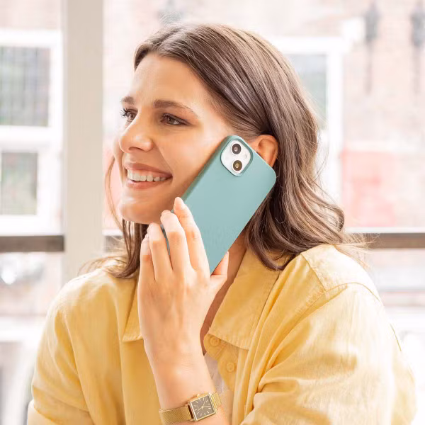 Accezz Liquid Silicone Backcover met MagSafe Apple iPhone 15 Pro - Donkergroen