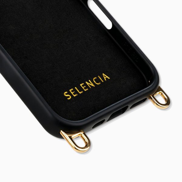 Selencia Rivièra MagSafe Backcover met afneembare haakjes voor de Apple iPhone 16 Pro - Velvet Black + Sleek Chain (130 cm) - Gold
