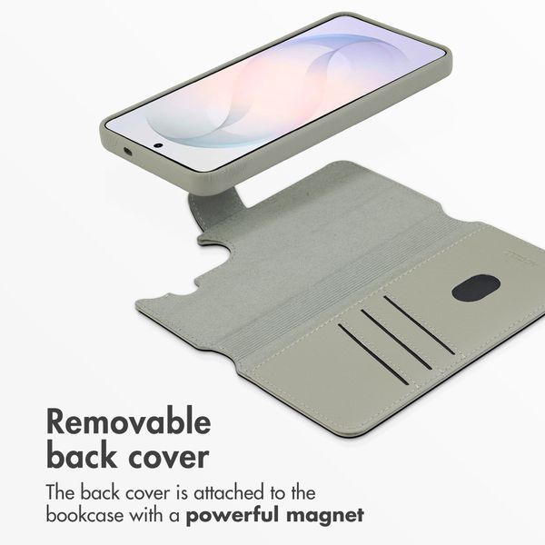 Accezz 2-in-1 Leather Bookcase with MagSafe Samsung Galaxy S26 - Light Grey