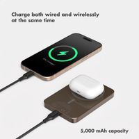 Selencia Vivid Powerbank 5,000 mAh - Wireless Powerbank - Compatible with MagSafe and Qi - Desert Gold / Choco Flower Pop