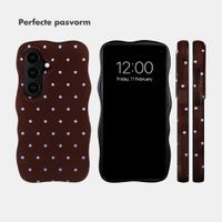 Selencia Vivid Wavy Backcover met MagSafe Samsung Galaxy S26 - Happy Dots Chocolate