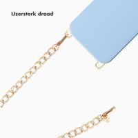 Selencia Rivièra MagSafe Backcover met afneembare haakjes voor de Apple iPhone 16 Pro - Powder Blue + Bold Chain (130 cm) - Gold