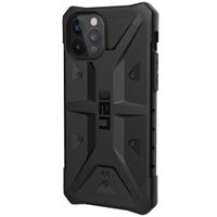 UAG Pathfinder Backcover iPhone 12 (Pro) - Zwart