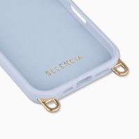 Selencia Rivièra MagSafe Backcover met afneembare haakjes voor de Apple iPhone 17 - Powder Blue + Bold Chain (130 cm) - Gold