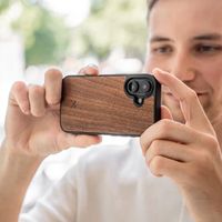 Woodcessories Bumper Case MagSafe iPhone 16 - Walnut