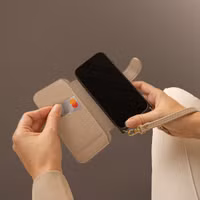 Selencia Riva Bookcase met MagSafe en Koord Apple iPhone 14 / 13 - Beige