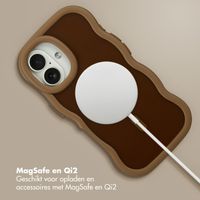 Selencia Wavy Backcover met MagSafe Apple iPhone 16 - Mocha Brown