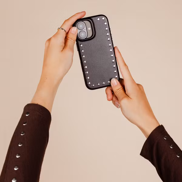 Selencia Studs Backcover met MagSafe Apple iPhone 15 - Velvet Black