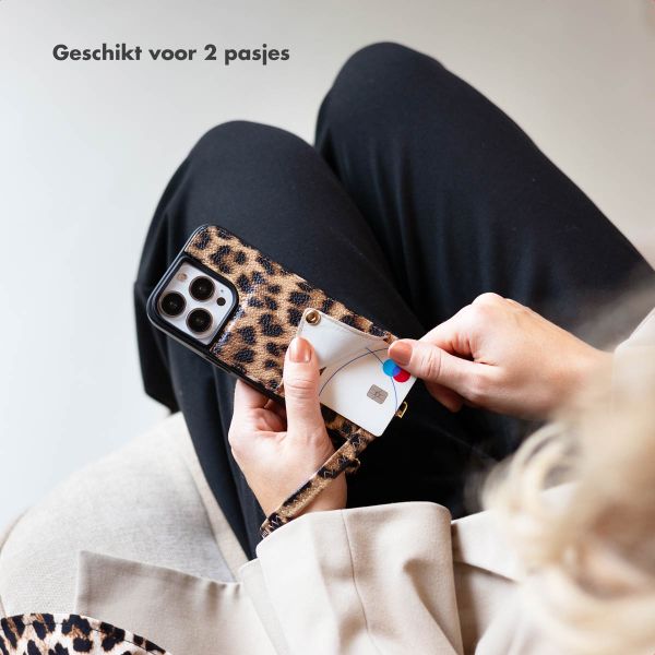 Selencia Nova Backcover met koord en pashouder iPhone 16 - Leopard