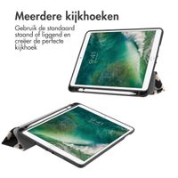 imoshion Design Trifold Bookcase Apple iPad 6 (2018) 9.7 inch / iPad 5 (2017) 9.7 inch / Air 2 (2014)/Air 1 (2013) - Leopard