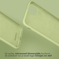 Accezz Liquid Silicone Backcover Apple iPhone 13 - Groen