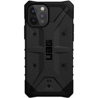 UAG Pathfinder Backcover iPhone 12 (Pro) - Zwart