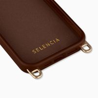 Selencia Rivièra MagSafe Backcover met afneembare haakjes voor de Apple iPhone 15 - Choco Brown + Satin Crush Polskoord - Cosmic Candy