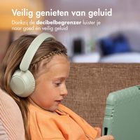 imoshion Kidspakket | Kidsproof backcover voor de Apple iPad 11 (2025) 11 inch A16 / iPad 10 (2022) 10.9 inch + Kinderkoptelefoon met draad + Reistafel - Groen