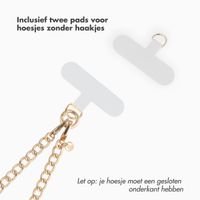 Selencia Rivièra MagSafe Backcover met afneembare haakjes voor de Apple iPhone 15 - Powder Blue + Bold Chain (130 cm) - Gold
