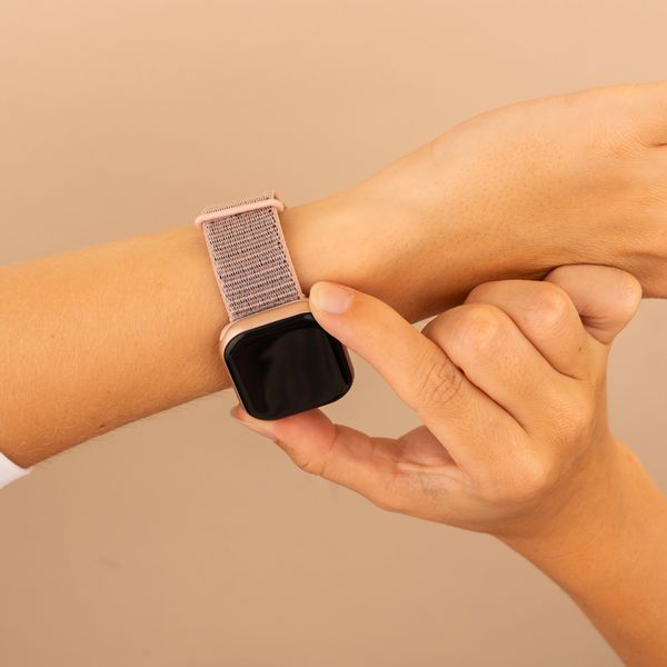 imoshion Nylon bandje Apple Watch Series 1 t/m 9 / SE (38/40/41 mm) | Series 10 / 11 (42 mm) - Sand Pink