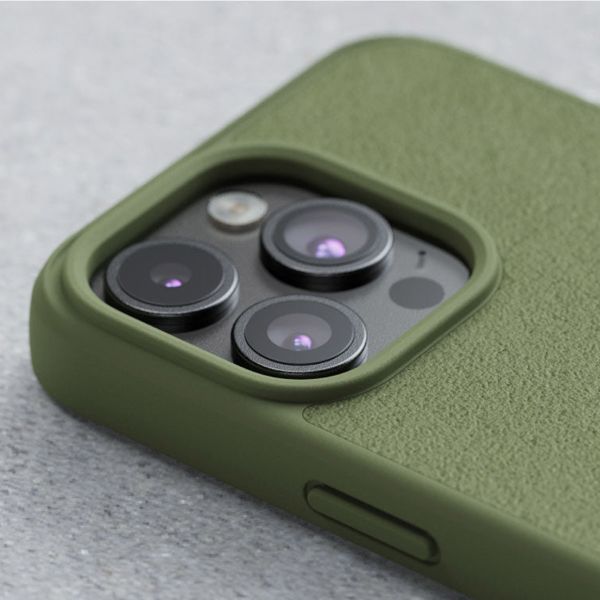 Njorð Collections Suède Comfort+ Case MagSafe iPhone 15 Pro - Olive