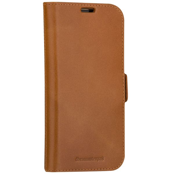 dbramante1928 Copenhagen Bookcase Apple iPhone 15 - Bruin