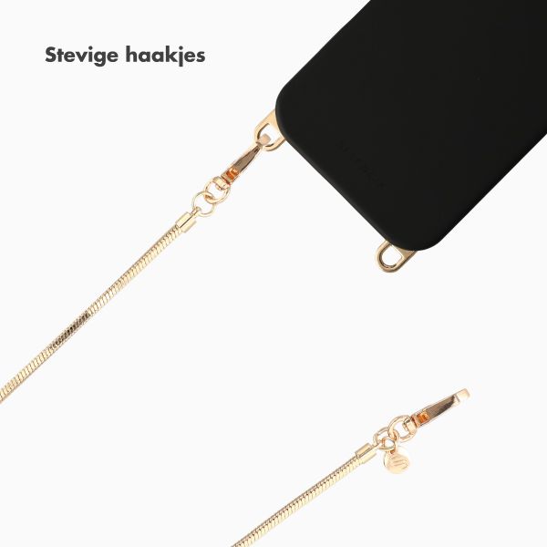 Selencia Rivièra MagSafe Backcover met afneembare haakjes voor de Apple iPhone 16 - Velvet Black + Sleek Chain (130 cm) - Gold