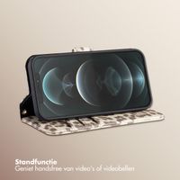 Selencia Sabi Bookcase met Panterprint Apple iPhone 12 (Pro) - Soft Ivory