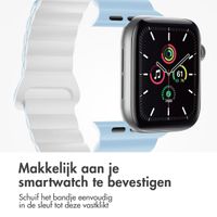 imoshion Magnetisch Siliconen bandje Apple Watch Series 1 t/m 9 / SE (38/40/41 mm) | Series 10 / 11 (42 mm) - Blauw & Wit