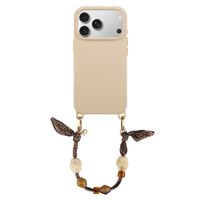 Selencia Rivièra MagSafe Backcover met afneembare haakjes voor de Apple iPhone 17 Pro Max - Milky Latte + Satin Stone Polskoord - Brown