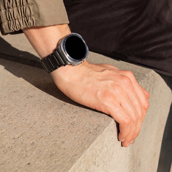 Accezz Mat Titanium bandje voor de Samsung Galaxy Watch Ultra (2024/2025) - Zwart
