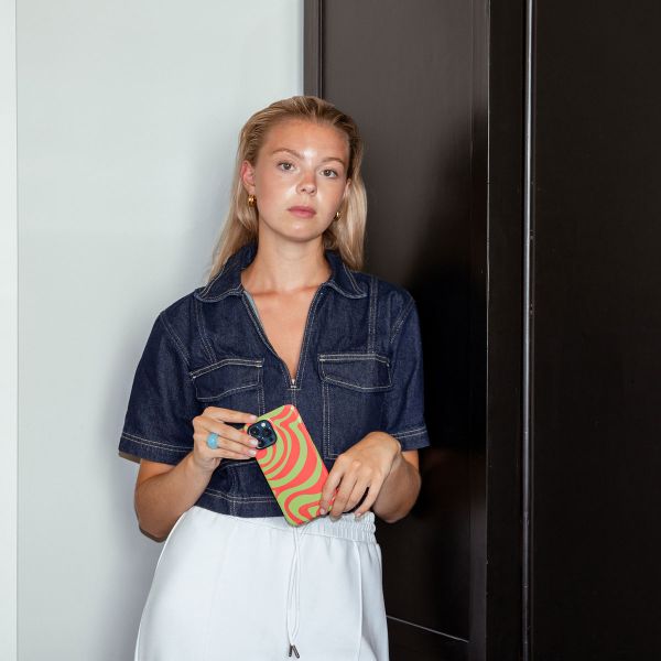 Selencia Vivid Backcover met MagSafe Apple iPhone 14 - Wavy Swirl Orange Fern