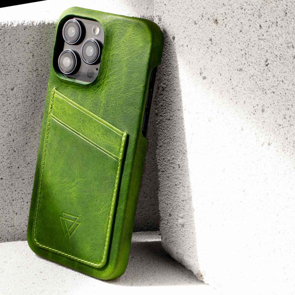 Wachikopa Full Wrap C.C. Backcover met 2 pashouders iPhone 15 Pro Max - Forest Green