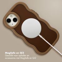 Selencia Wavy Backcover met MagSafe Apple iPhone 14 / 13 - Mocha Brown
