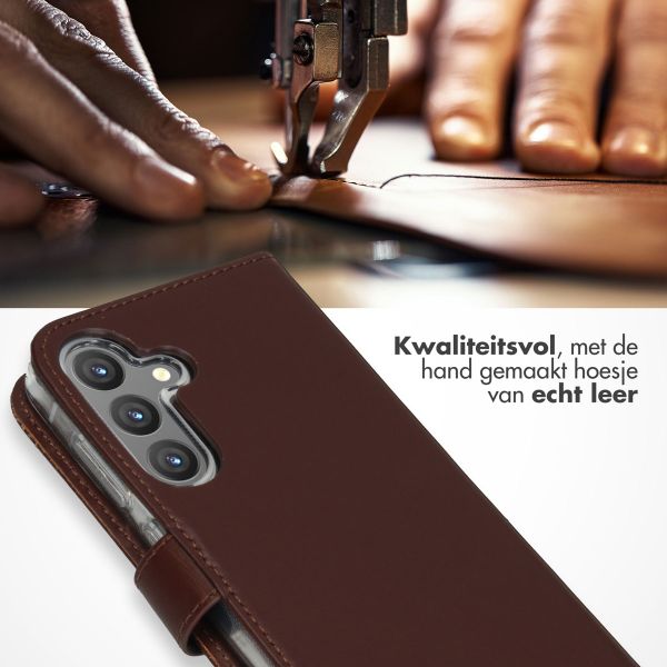 Selencia Echt Leren Bookcase Samsung Galaxy S24 - Donkerbruin