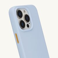 Selencia Rivièra MagSafe Backcover met afneembare haakjes voor de Apple iPhone 15 Pro - Powder Blue + Lova Polskoord - Burgundy
