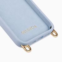 Selencia Rivièra MagSafe Backcover met afneembare haakjes voor de Apple iPhone 12 / 12 Pro - Powder Blue + Bold Chain (130 cm) - Gold
