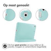 imoshion Kidsproof Backcover met handvat iPad 9 (2021) 10.2 inch / iPad 8 (2020) 10.2 inch / iPad 7 (2019) 10.2 inch - Soft Blue