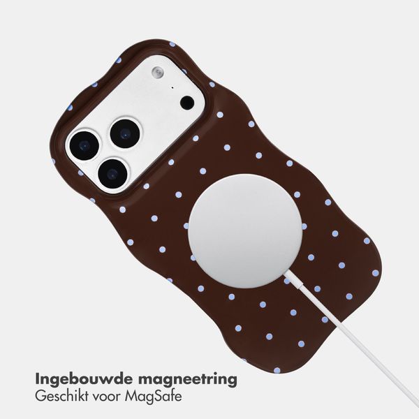 Selencia Vivid Wavy Backcover met MagSafe Apple iPhone 17 Pro Max - Happy Dots Chocolate