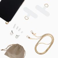 Selencia Rivièra MagSafe Backcover met afneembare haakjes voor de Apple iPhone 17e / 16e - Velvet Black + Sleek Chain (130 cm) - Gold