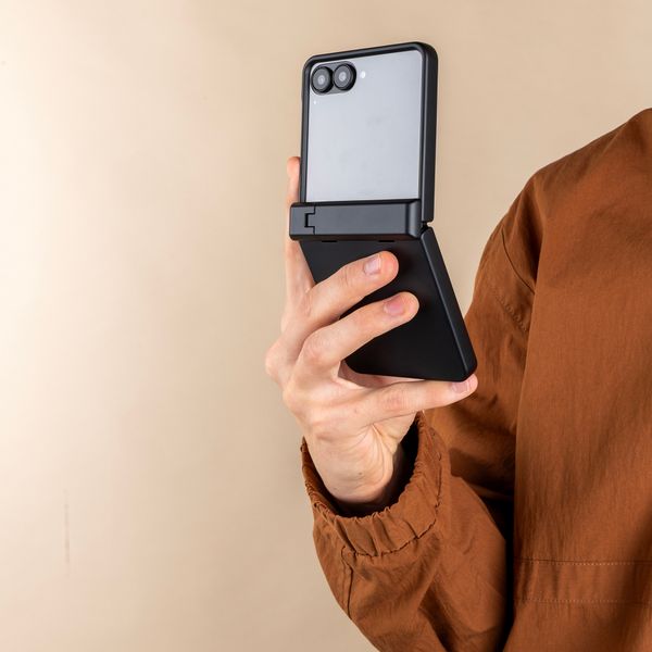 imoshion Color Backcover met Stand Samsung Galaxy Z Flip 8 - Zwart