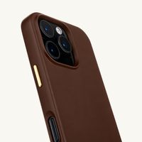Selencia Rivièra MagSafe Backcover met afneembare haakjes voor de Apple iPhone 15 Pro - Choco Brown + Satin Crush Polskoord - Cosmic Candy