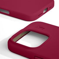 iDeal of Sweden Silicone Case Apple iPhone 16 Pro - Cranberry
