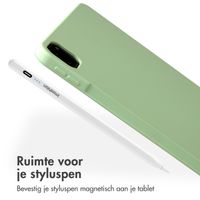 Accezz Liquid Silicone Backcover met penhouder Apple iPad Pro 12.9 (2022) / Pro 12.9 (2021) / Pro 12.9 (2020) - Lichtgroen