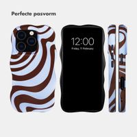 Selencia Vivid Wavy Backcover met MagSafe Apple iPhone 16 Pro - Dream Swirl Chocolate