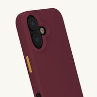 Selencia Rivièra MagSafe Backcover met afneembare haakjes voor de Apple iPhone 16 - Bold Burgundy + Sorbet Pop Polskoord - Pink